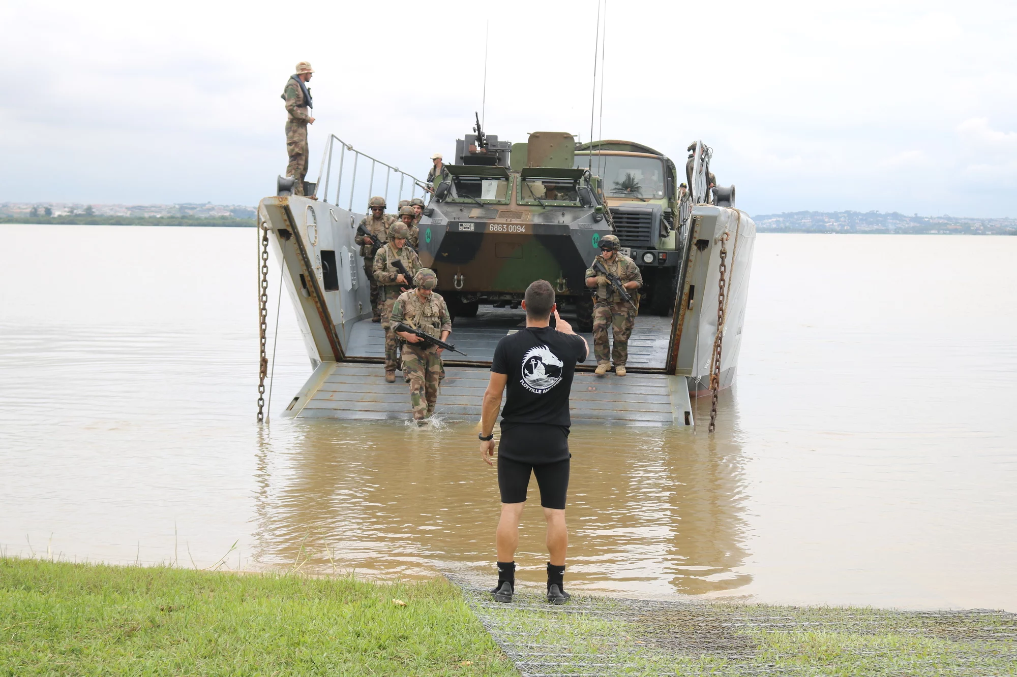 Un marin de la flotille amphibie guide un Chaland de transport de matériels au cours d'un débarquement