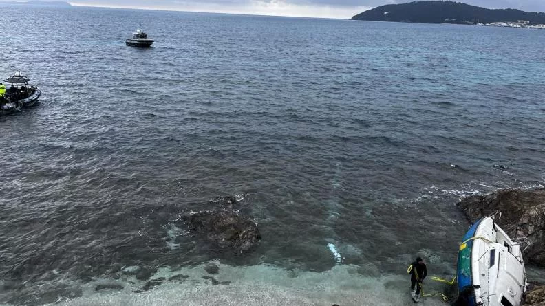 Le voilier échoué plage de la Mitre à Toulon