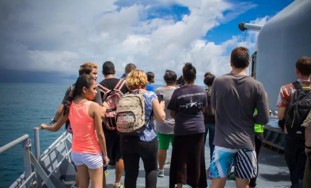 Une centaine de collégiens polynésiens embarquent à bord du Prairial