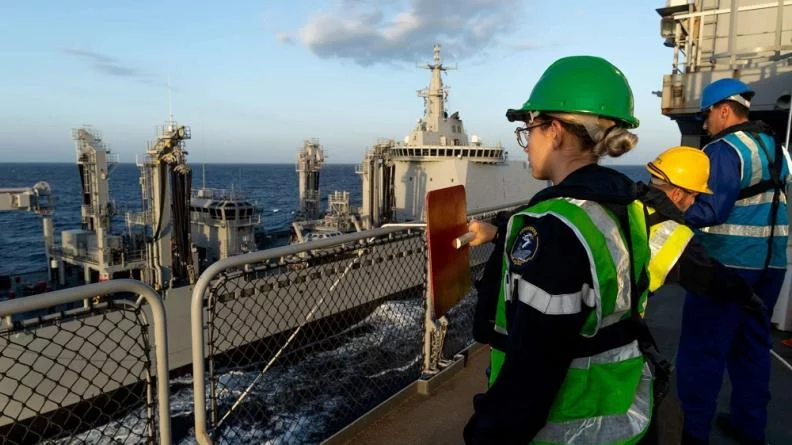 Le porte-hélicoptères Tonnerre se ravitaille auprès du pétrolier ravitailleur italien Vulcano