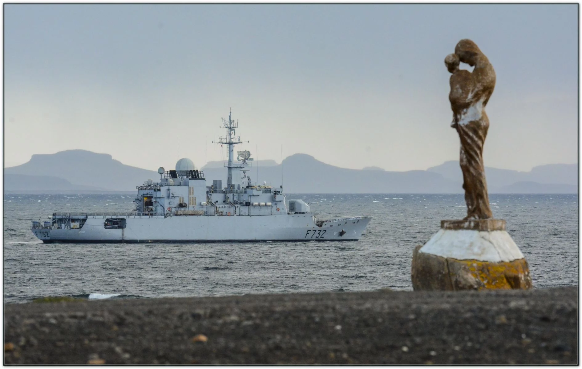 La frégate Nivôse en baie de Port-aux-Français