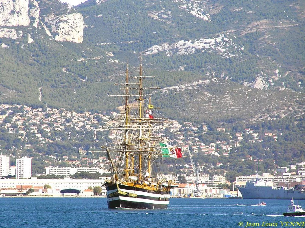 L’Amerigo Vespucci quitte Toulon