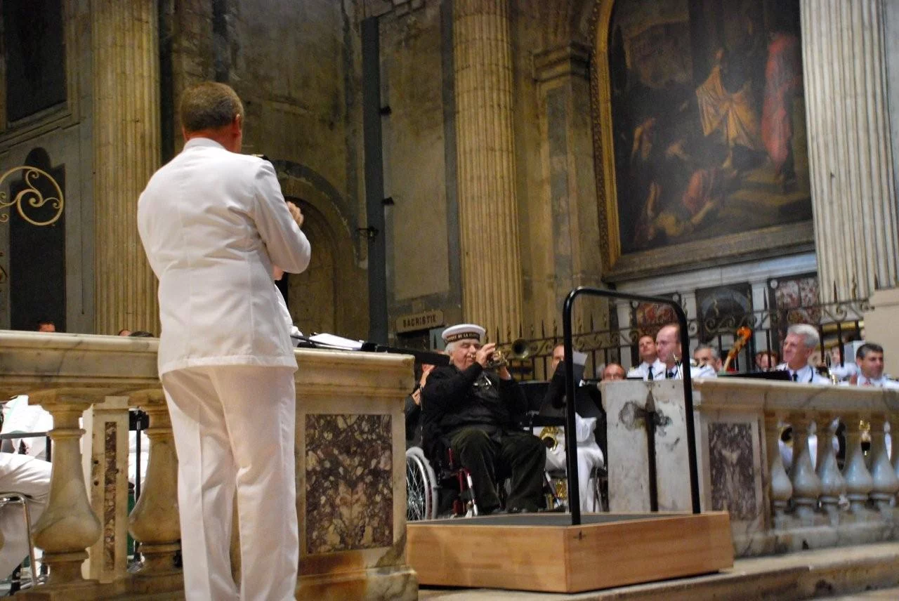 Maurice André portant son 