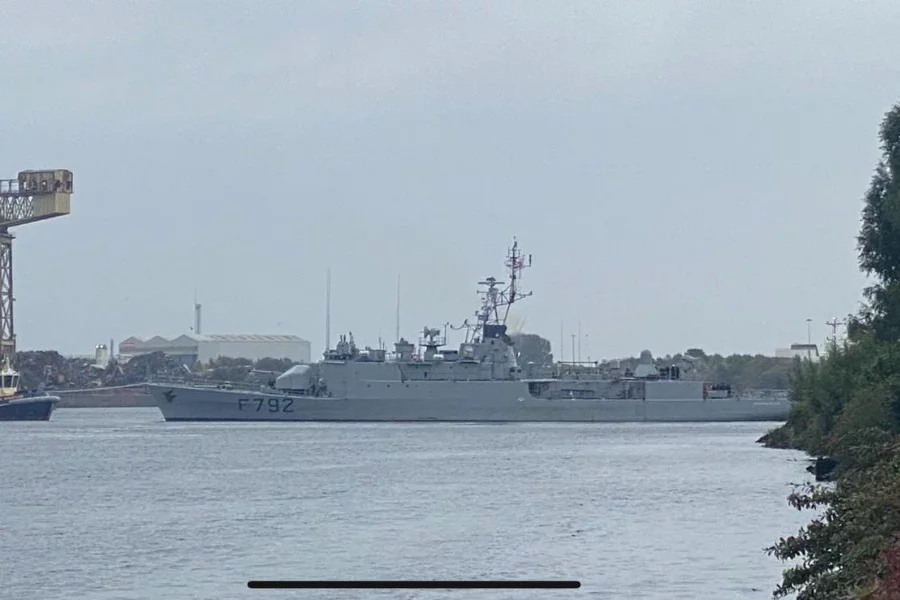 Le patrouilleur PM L’Her entre dans le port de Glasgow