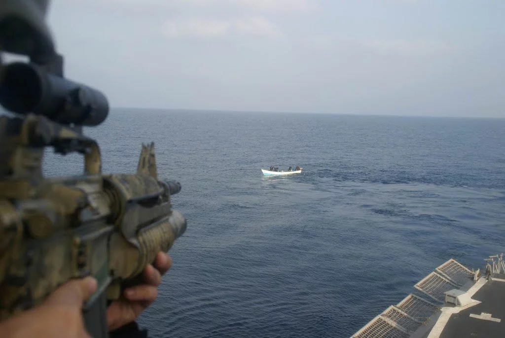 Un marin du Gediz tient les pirates en respect