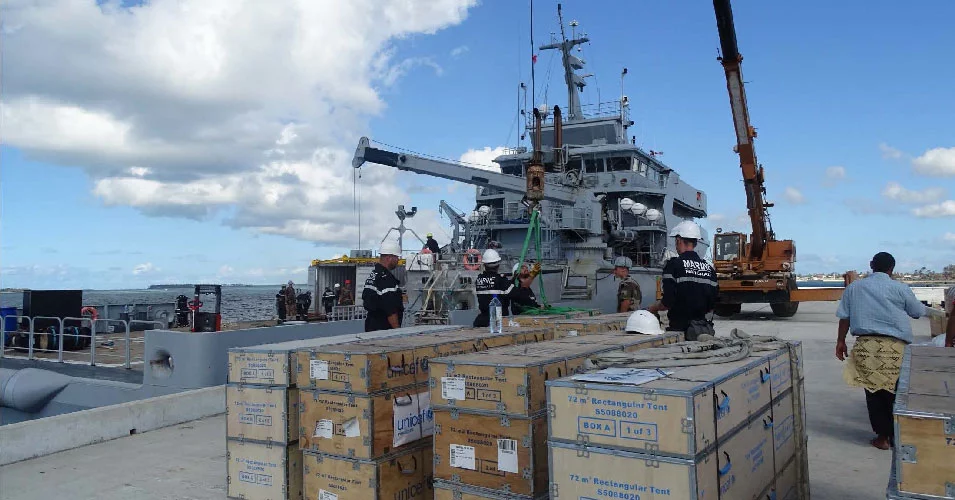 Le D’Entrecasteaux décharge le fret humanitaire