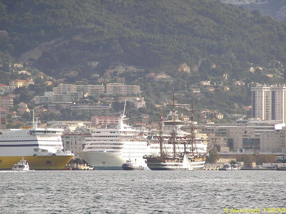 Le voilier école italien Amérigo Vespucci arrive à Toulon