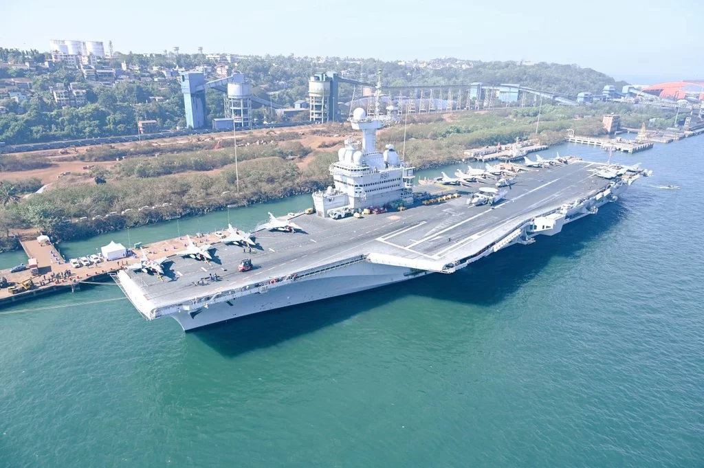 Le porte-avions Charles de Gaulle accosté dans le port de Goa