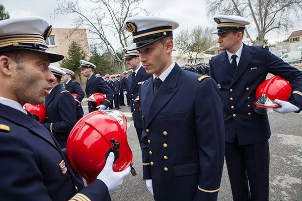 Remise du casque d’intervention à un jeune officier