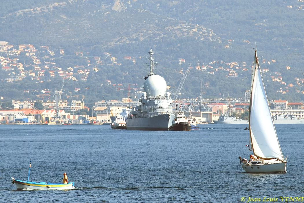 La coque de l'ex-Duquesne remorquée vers St-Mandrier