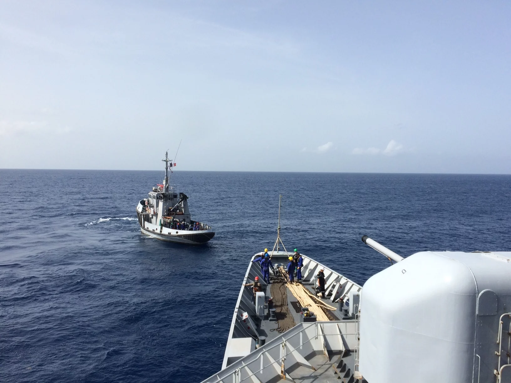 La frégate Germinal et le remorqueur portuaire côtier Maïto