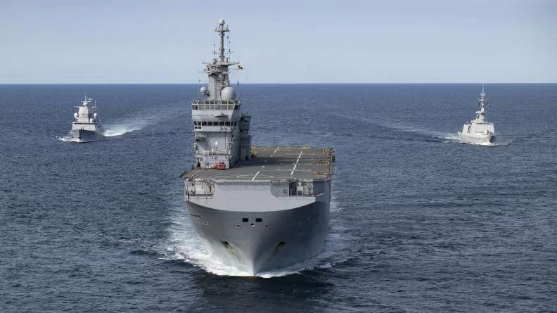 Le groupe Jeanne d’Arc 2025, composé du porte-hélicoptères Mistral et de la frégate Surcouf, accompagné par la frégate Thor Heyerdahl de la Marine Royale norvégienne