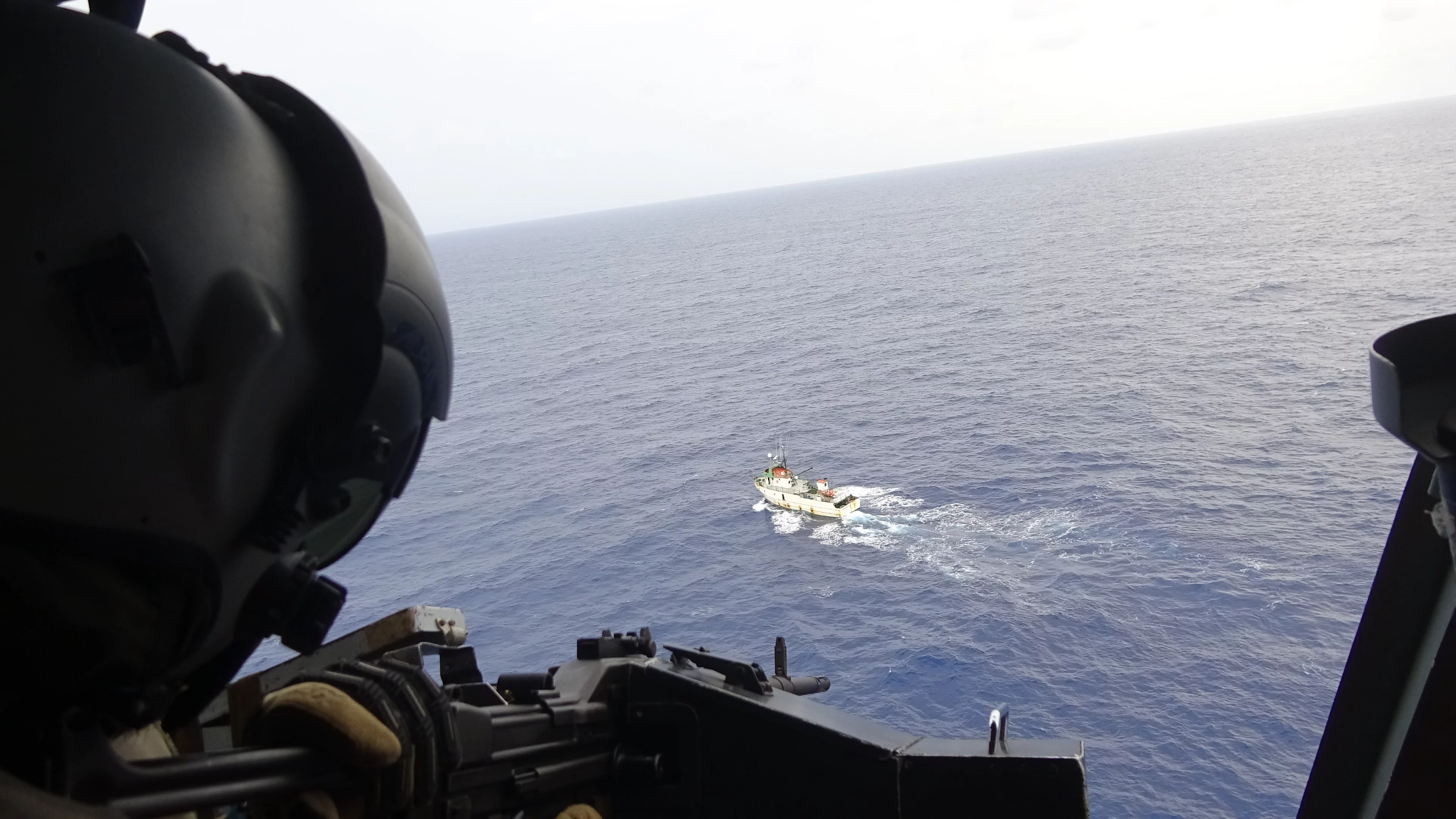 Une frégate de la marine nationale intercepte un bateau de pêche transportant de la drogue