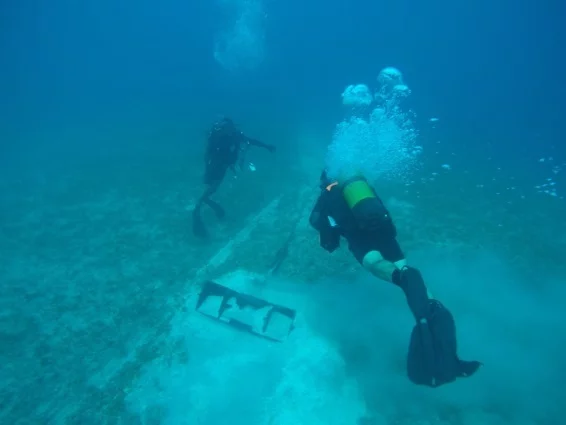 Des plongeurs contrôlent l'ancre