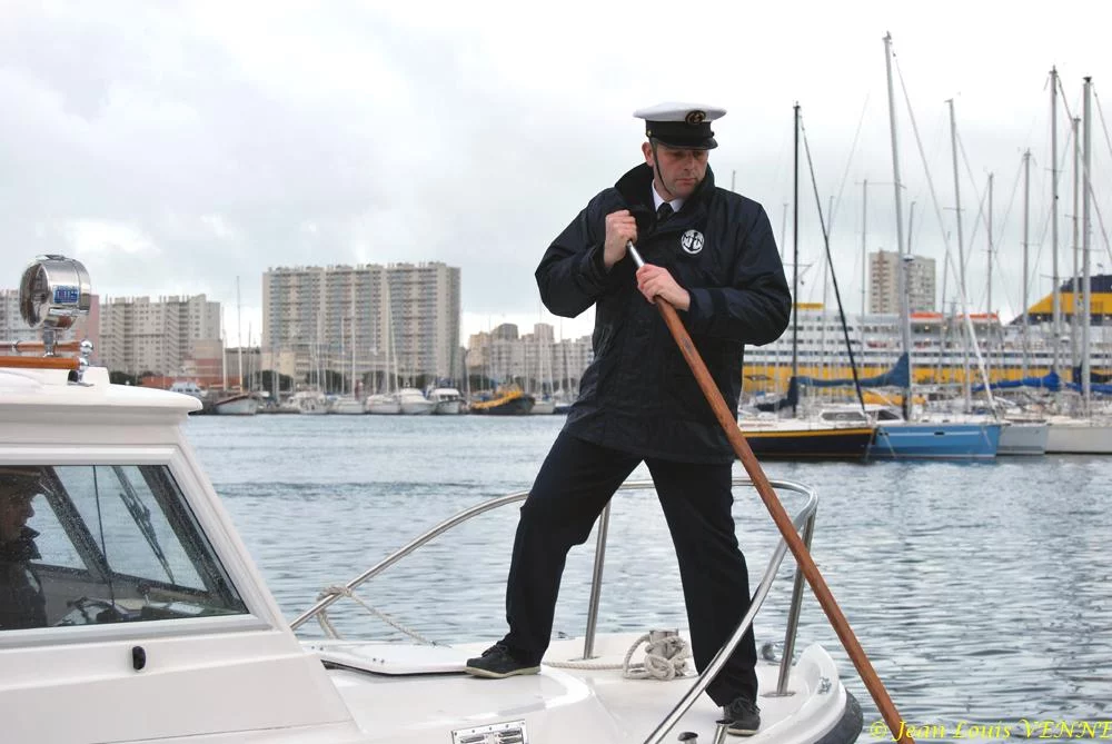 Embarquement sur une vedette pour rejoindre le Guépratte