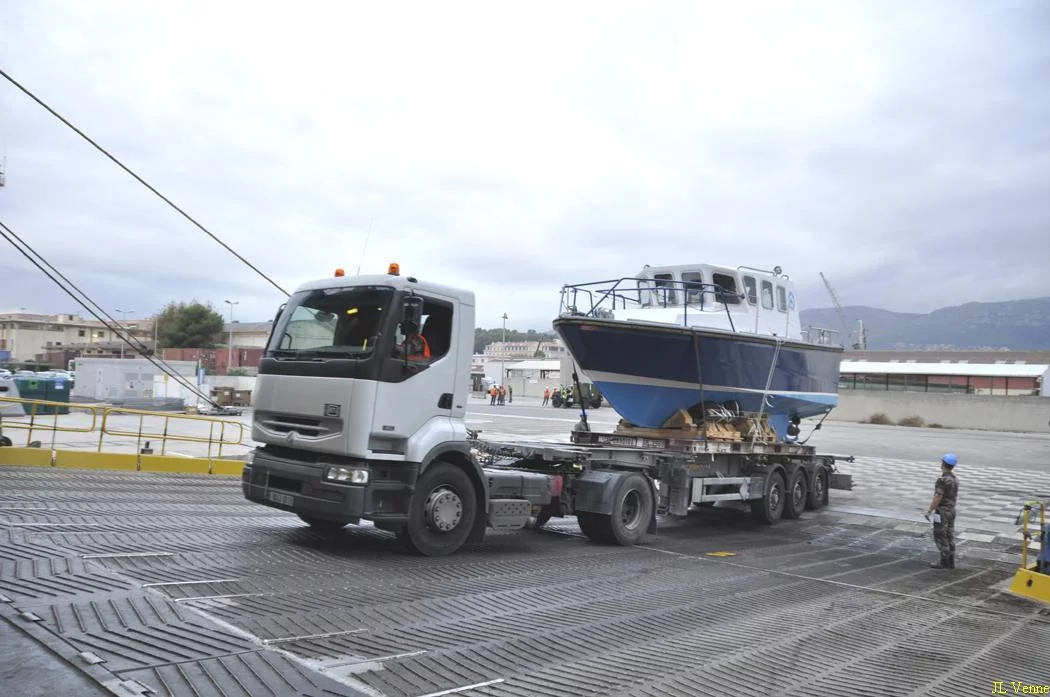 Embarquement de fret humanitaire à bord du roulier Eider