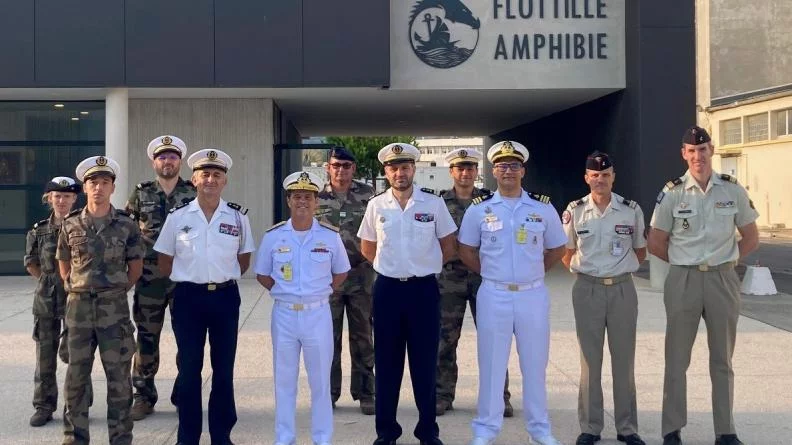 La délégation brésilienne et l'état-major de la flottille amphibie