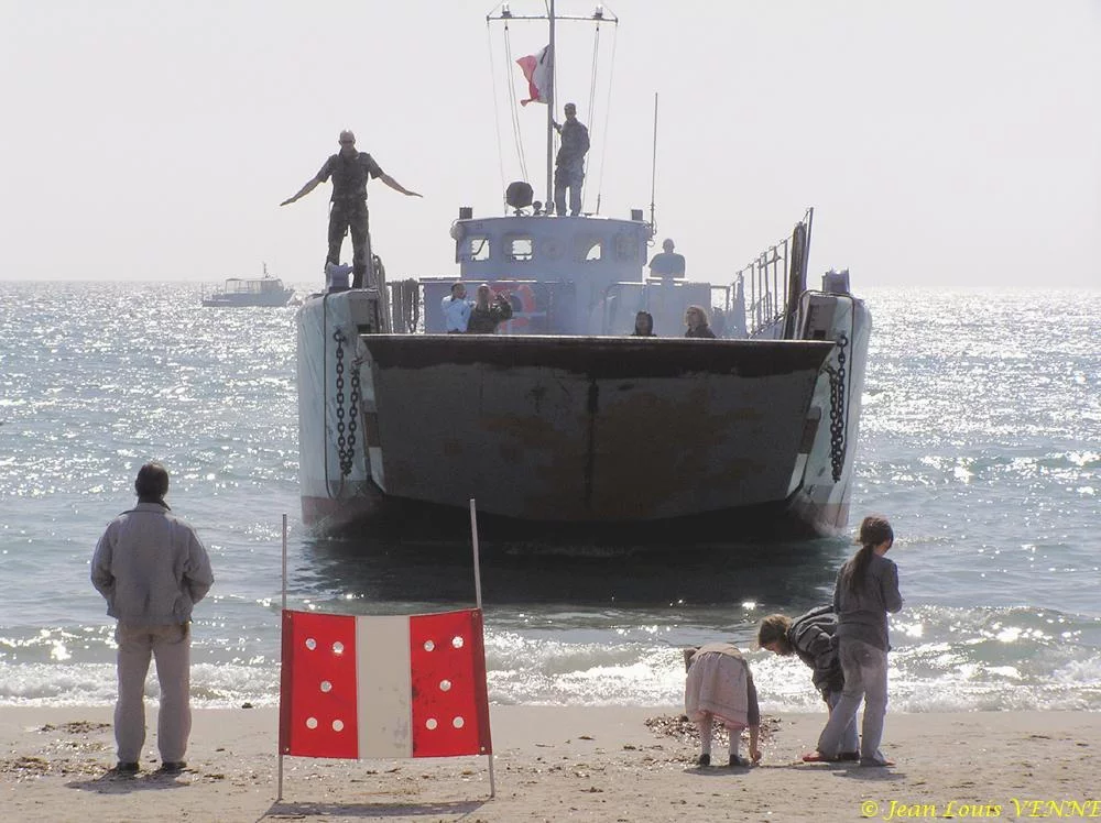 La flottille amphibie s'entraîne sur la plage des Sablettes