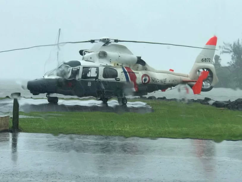 L'hélicoptère Dauphin de la flottille 35F basé à Tahiti sous les intempéries