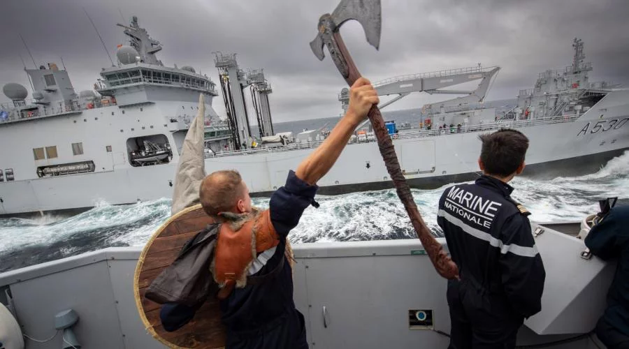 L'équipage de la Normandie salue le ravitailleur norvégien Maud