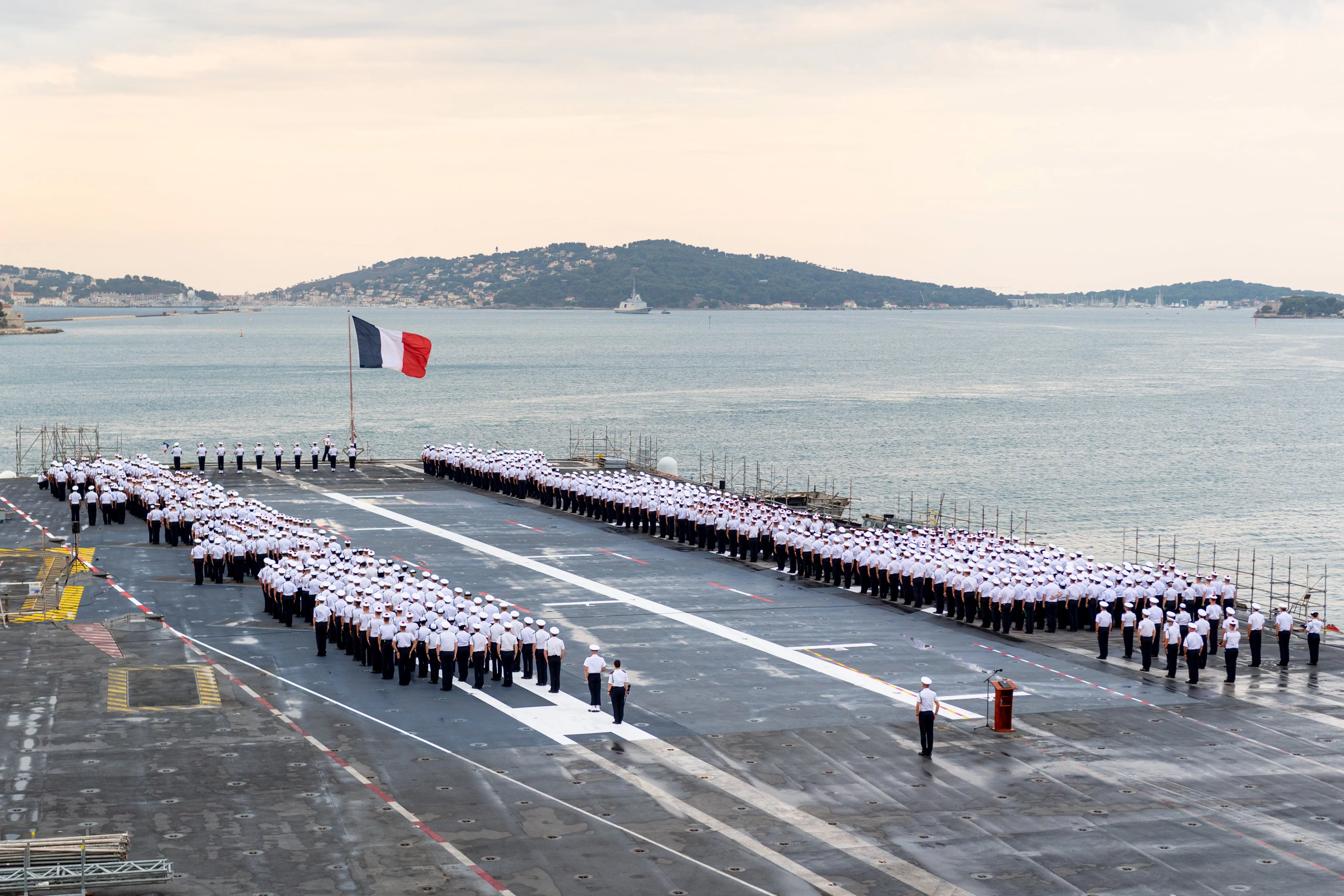 Remise des fourragères aux nouveaux embarqués sur le porte-avions Charles de Gaulle