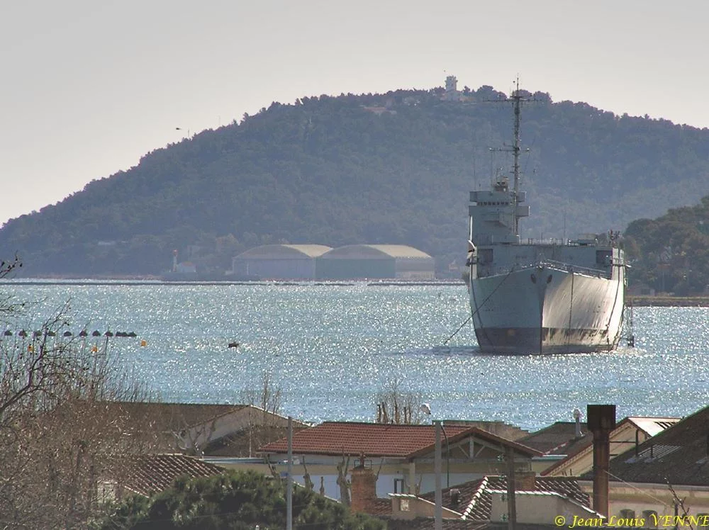 Le TCD Ouragan au mouillage à Brégaillon