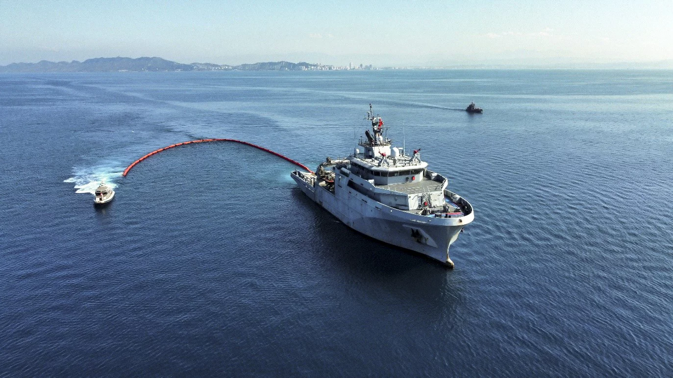 Un bâtiment de soutien et d’assistance métropolitain (BSAM) participe au large de l'Albanie à un entraînement de lutte antipollution