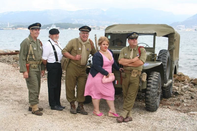 Véhicule historique et des passionnés de l'association Aout 44