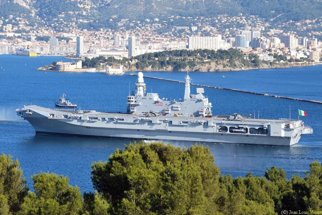 Arrivée à Toulon du porte-aéronefs italien Cavour