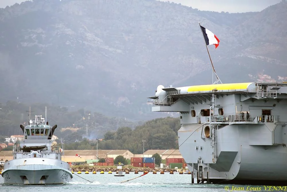 Avant l’arrivée du ministre, le Charles de Gaulle appareille