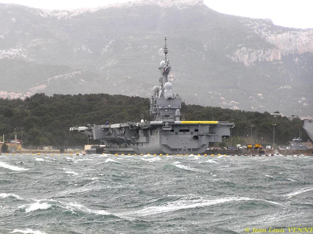 Le Charles de Gaulle dans la tempête