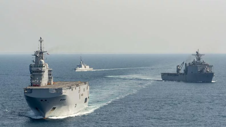 Le porte-hélicoptères Tonnerre, la frégate Guépratte et le bâtiment amphibie américain USS Carter Hall