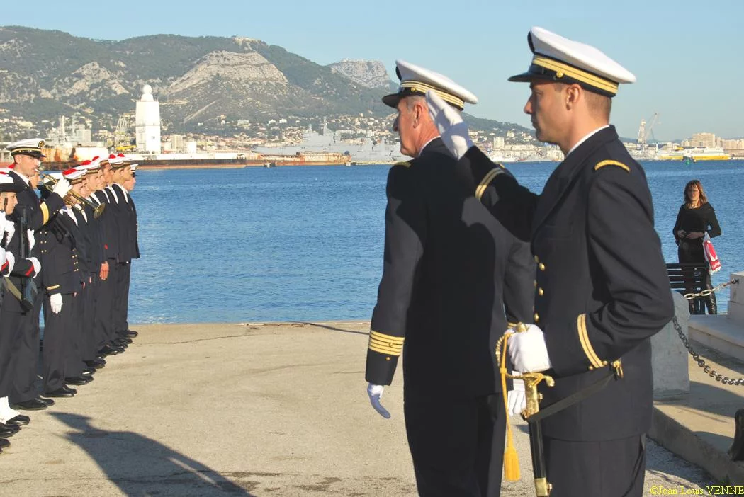 Le capitaine de vaisseau Jean-François Soum, délégué Régional au Rayonnement de la Marine en Méditerranée et l'enseigne de vaisseau ® de 1e classe Arnaud Guillard, chef du centre de Préparation Militaire Marine de La Seyne sur Mer
