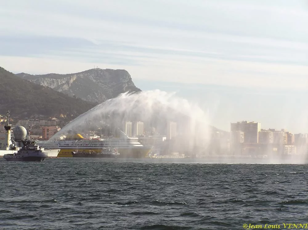 L'Estérel essaie son canon Ã  eau