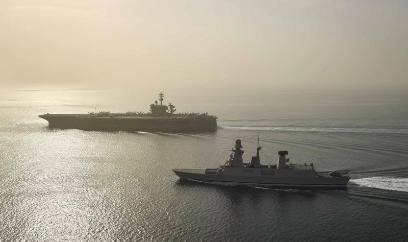 La frégate « Chevalier Paul » et le porte-avions américain USS « Theodore Roosevelt »