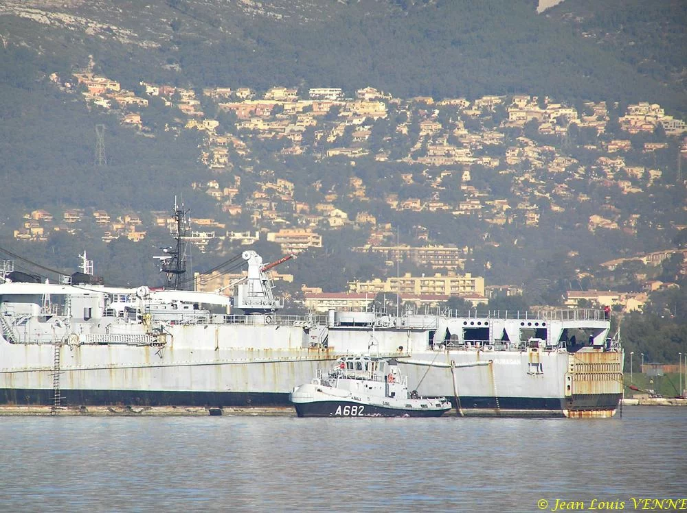 L’ex-Ouragan transféré dans le port de Bregaillon