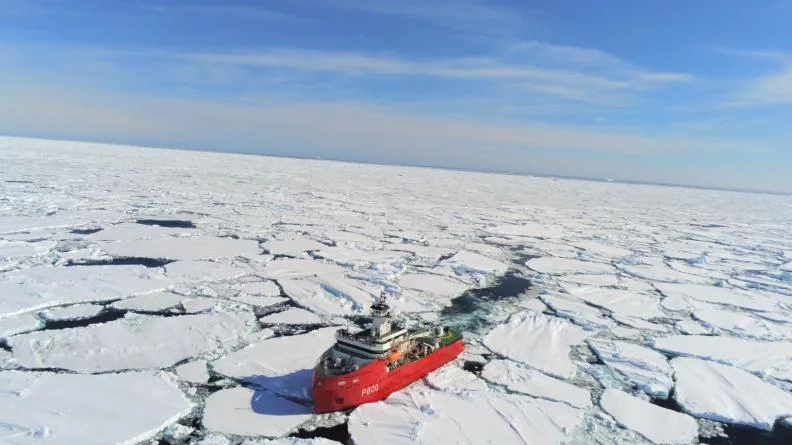 Le patrouilleur polaire L’Astrolabe dans la banquise antarctique