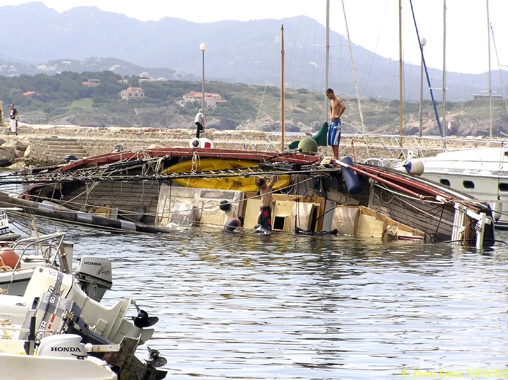 Le voilier Ann Christine sombre dans le port de Sanary