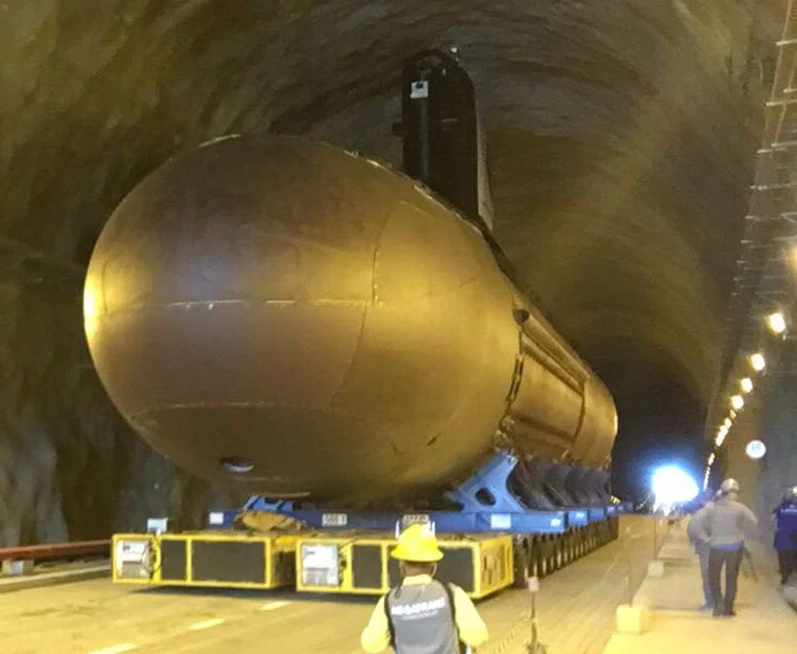 Transfert d’une section du premier sous-marin Scorpène brésilien, le Riachuelo