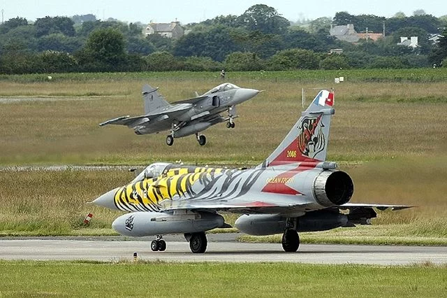 Décollage d'un Gripen tchèque pendant qu'un Mirage 2000 français est au roulage