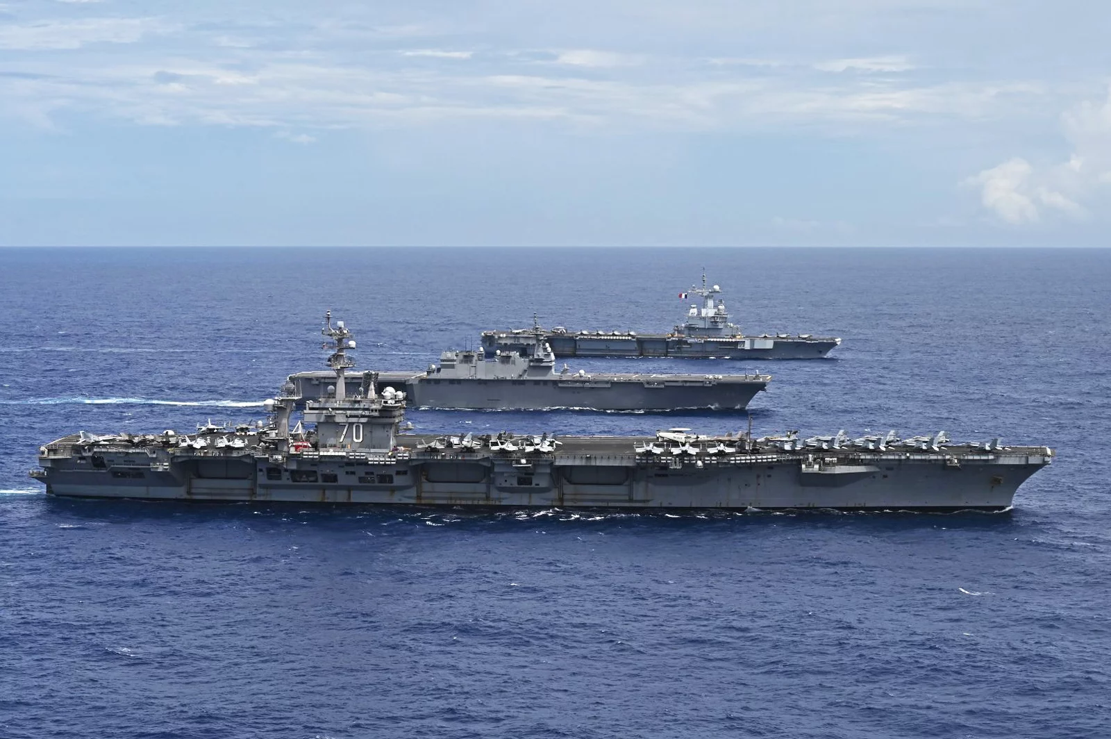Les porte-avions américain USS Carl Vinson, japonais Kaga et français Charles de Gaulle