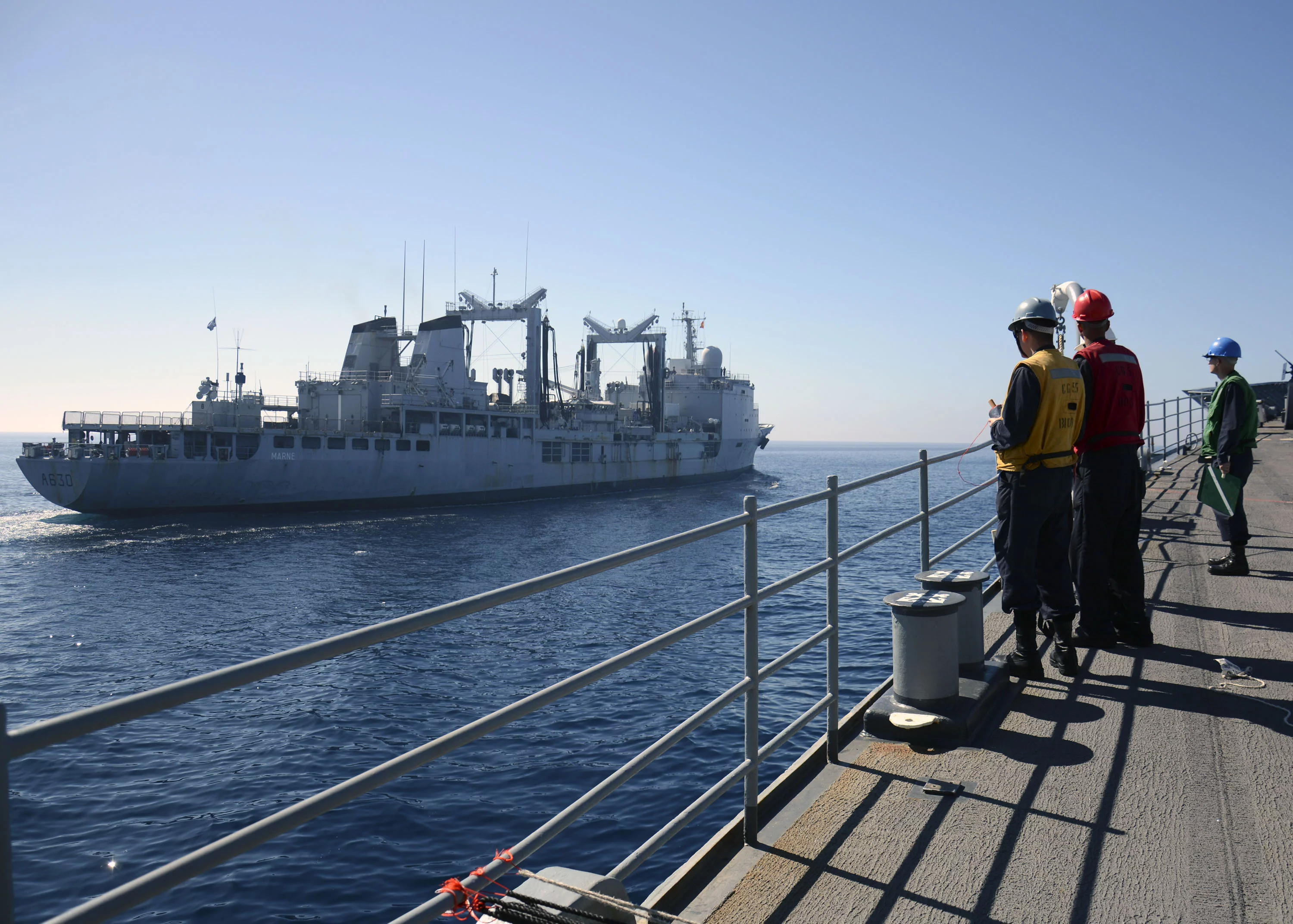 La Marne ravitaille un croiseur américain