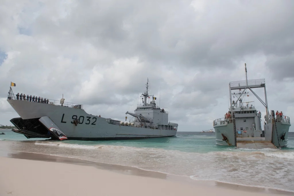 Le BATRAL Dumont d’Urville lors d'un exercice de plageage