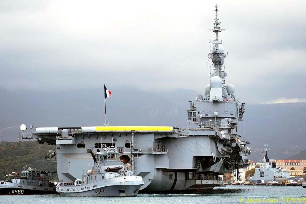 Avant l’arrivée du ministre, le Charles de Gaulle appareille