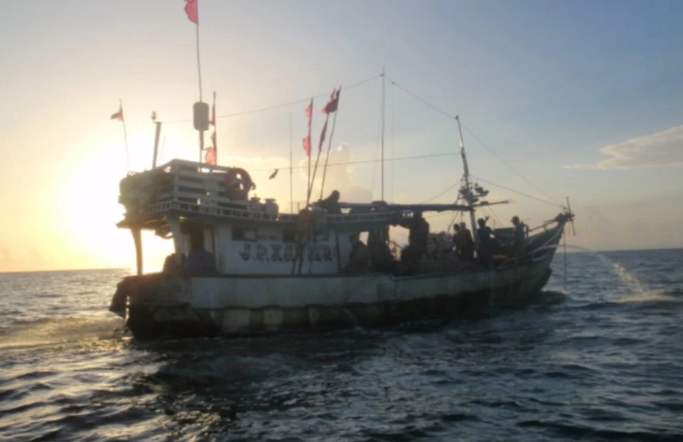 Navire de pêche illégale au large de la Guyane