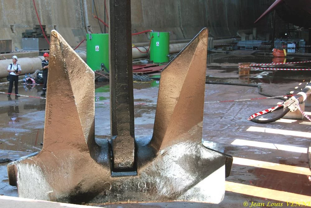 Le Charles de Gaulle ré-embarque ses lignes de mouillage