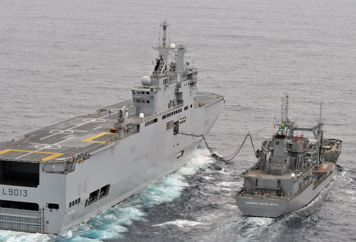 Le BPC ‘Mistral’ se ravitaille auprès du pétrolier brésilien Gastão Motta