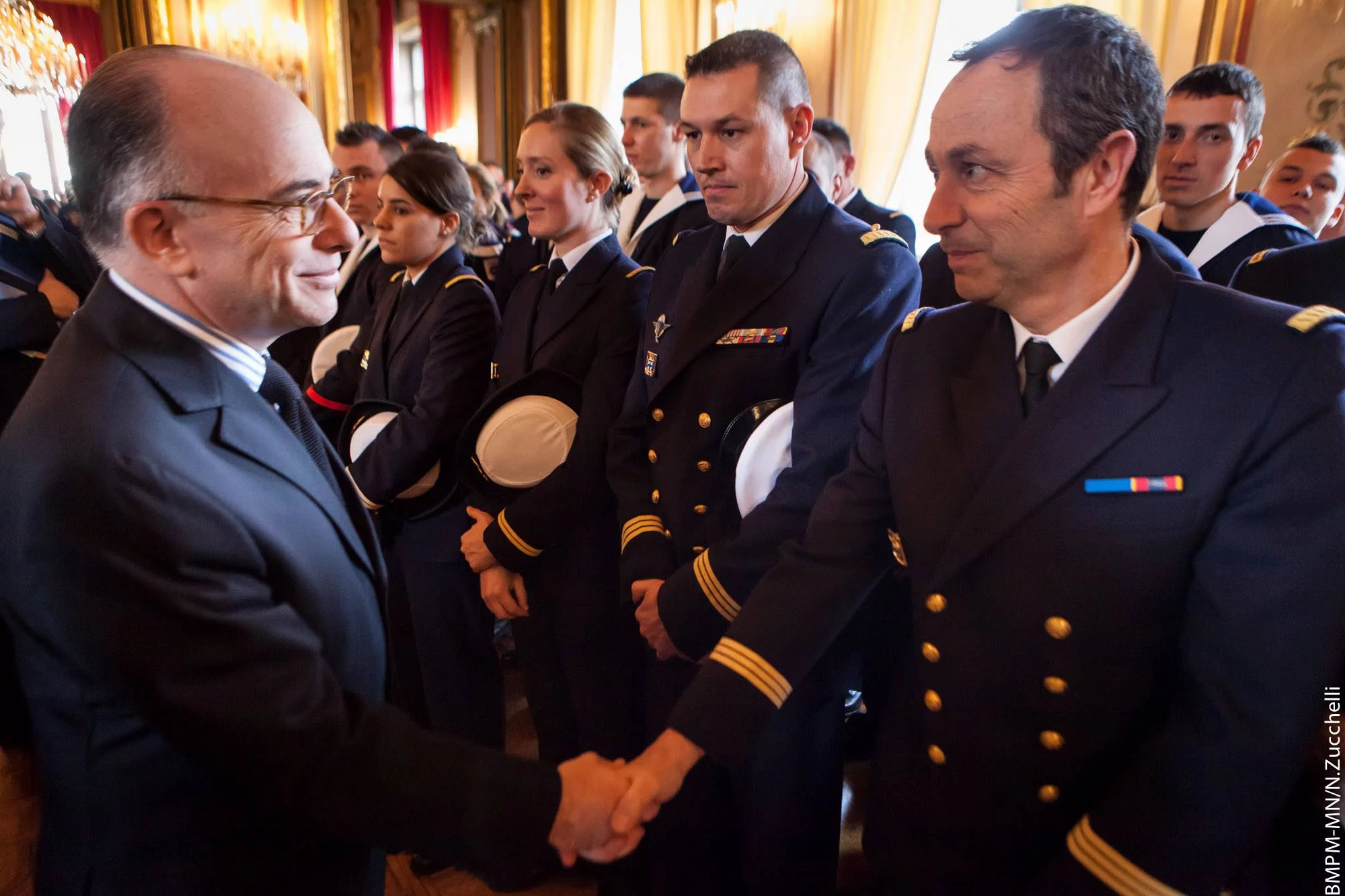 Crash de l'A320 de Germanwings : le ministre de l'Intérieur salue les services de secours