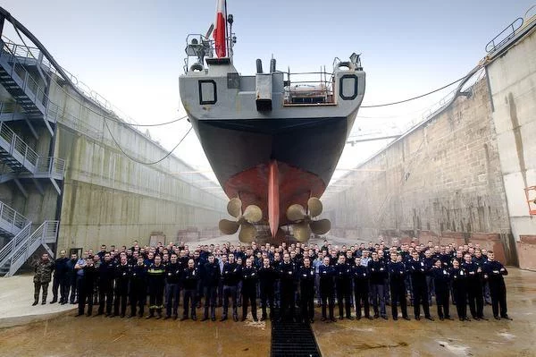Le Tourville et l’équipage au fond du bassin