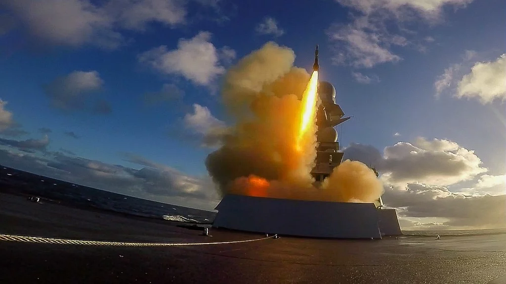 La frégate Forbin lance un missile Aster 30 de combat